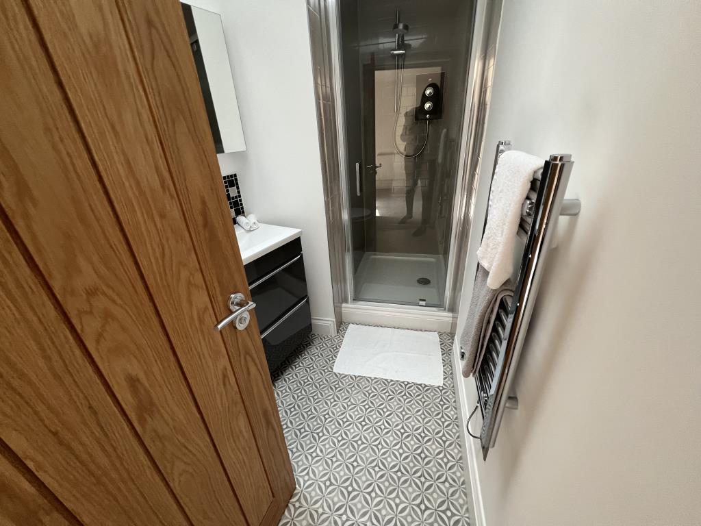 Lot: 140 - TOWN CENTRE FULLY REFURBISHED GROUND FLOOR FLAT - General view of ensuite shower room